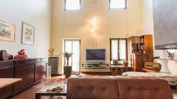 Apartment, 3 Bedrooms | Living room | Flat-screen TV, fireplace