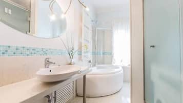 Apartment, 3 Bedrooms | Bathroom | Jetted tub, free toiletries, bidet, towels
