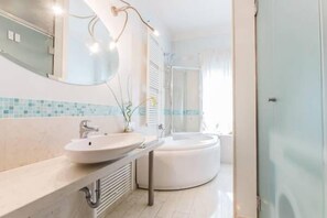 Căn hộ, 3 phòng ngủ | Phòng tắm | Bồn tắm thủy lực, đồ dùng nhà tắm miễn phí, chậu vệ sinh/vòi rửa 