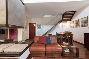 Appartement, 3 chambres | Aire de séjour | Téléviseur à écran plat, foyer