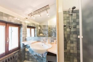 Apartment, 3 Schlafzimmer | Badezimmer | Whirlpool, kostenlose Toilettenartikel, Bidet, Handtücher