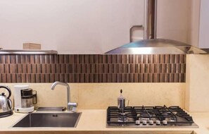 Departamento, 3 habitaciones | Cocina privada | Refrigerador con congelador, microondas y parrilla de estufa 