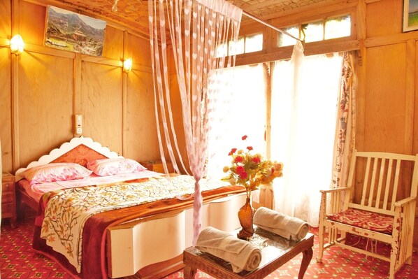 Deluxe Double Room, 1 Bedroom, Lake View, Lakeside | Premium bedding, pillow-top beds, individually decorated - New Bul Bul Houseboat Dal Lake (Srinagar)