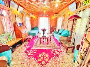 Phòng đôi Deluxe, 1 phòng ngủ, quang cảnh hồ, cạnh hồ | Khu phòng khách | TV 