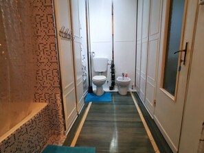 Comfort Studio Suite, 1 Bedroom, Private Bathroom, City View | Bathroom | Free toiletries, hair dryer, bathrobes, towels