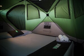 ROOFTOP TENTS | PRIVATE TENT | SHARED BATHROOMS | Blackout drapes, iron/ironing board, free WiFi, bed sheets - Nomada Urban Beach Hostel - Adults Only (San Juan)