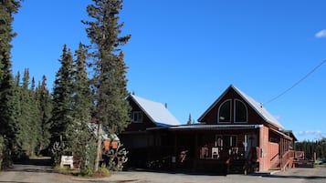 Vista frontal de la propiedad