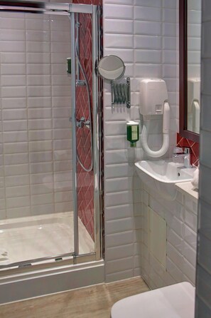 Shower, hair dryer, towels - Best Western Plus London Wembley Hotel (Wembley)