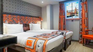 Zimmersafe, Schreibtisch, Verdunkelungsvorhänge, schallisolierte Zimmer