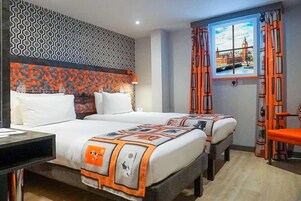 Caja fuerte, escritorio, cortinas opacas y sistema de insonorización