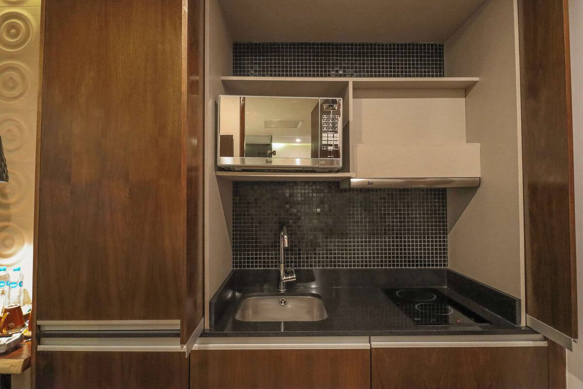 deluxe room, 1 king bed, courtyard view | minibar