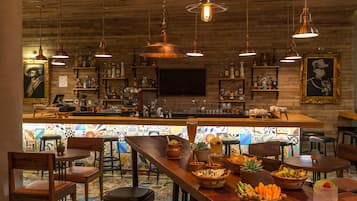 2 restaurants; breakfast and brunch served