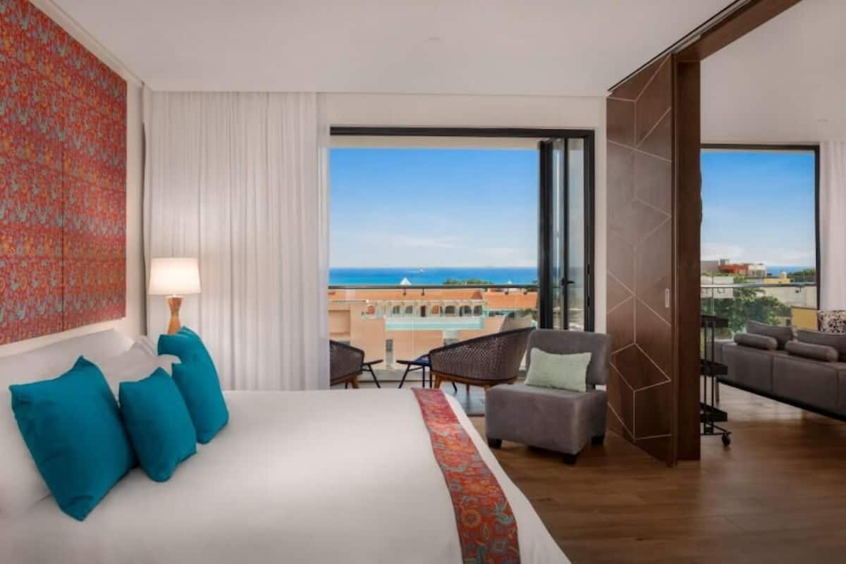 Seprai premium, minibar, brankas, dan didekorasi berbeda-beda
