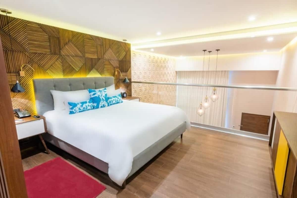 Seprai premium, minibar, brankas, dan didekorasi berbeda-beda