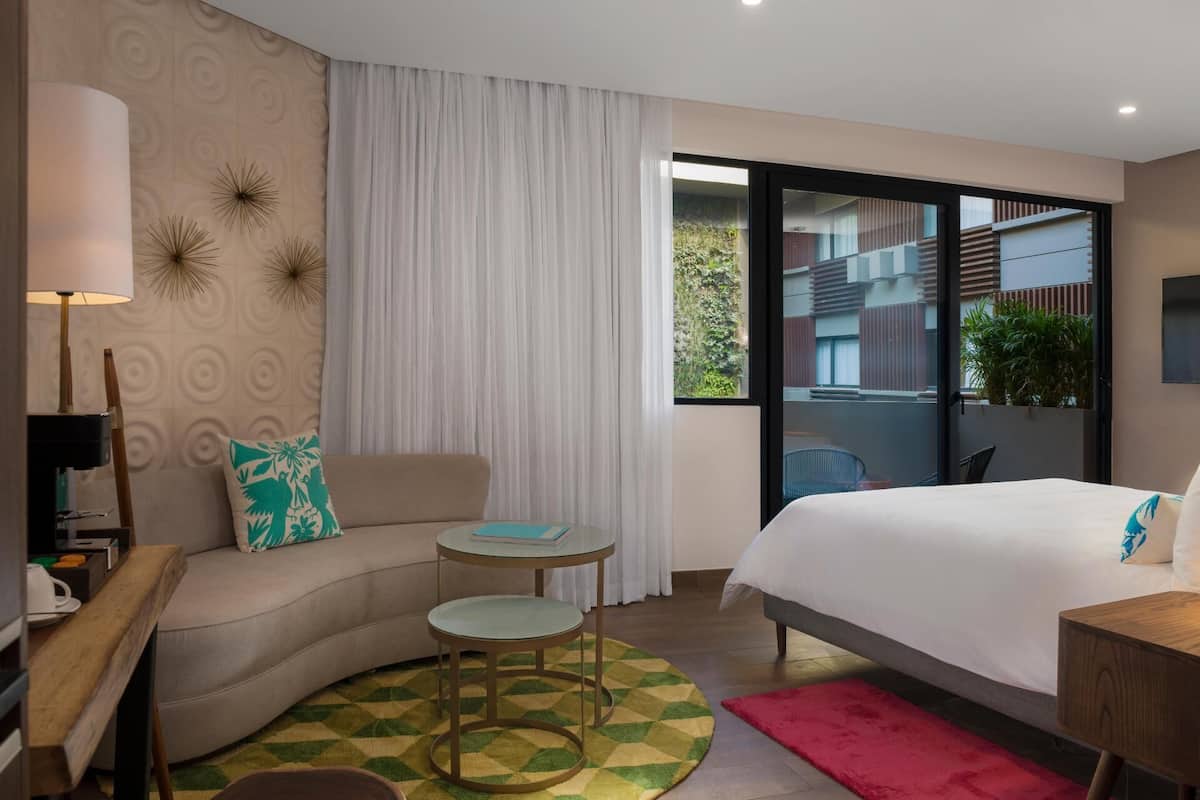 Seprai premium, minibar, brankas, dan didekorasi berbeda-beda