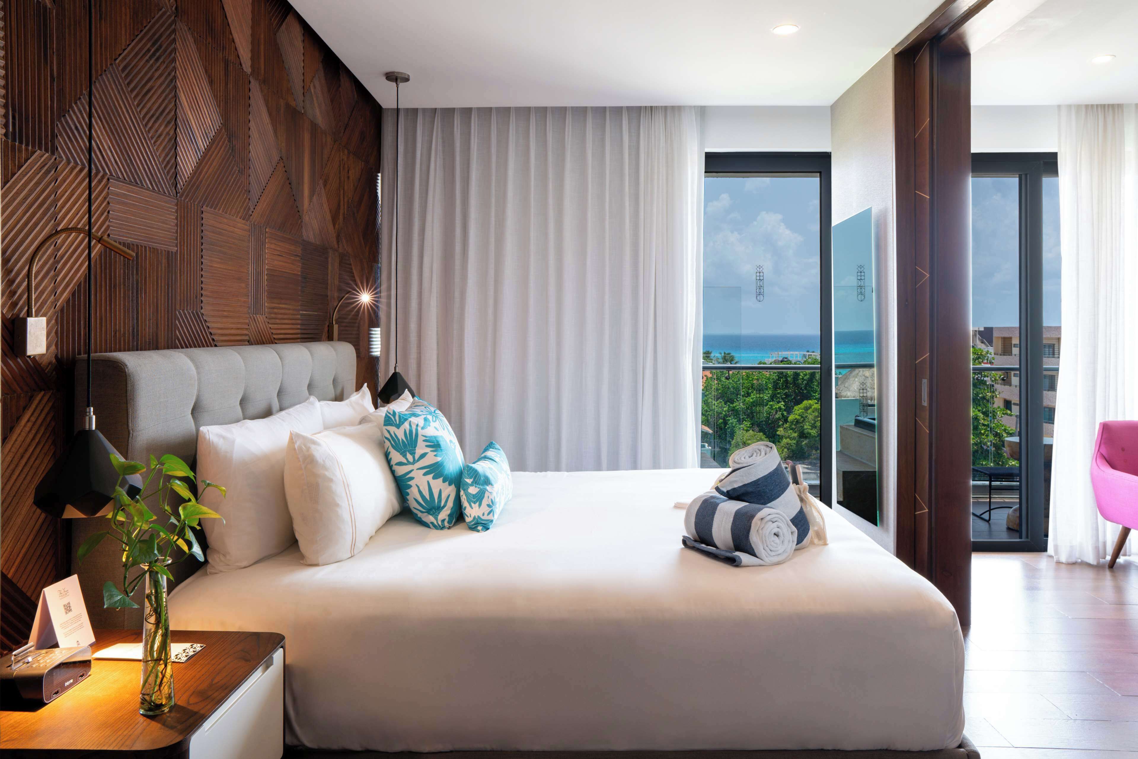 Suite, 1 habitación, vista parcial al océano | Ropa de cama de alta calidad y minibar 