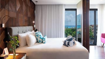Suite, 1 habitación, vista parcial al océano | Ropa de cama de alta calidad y minibar