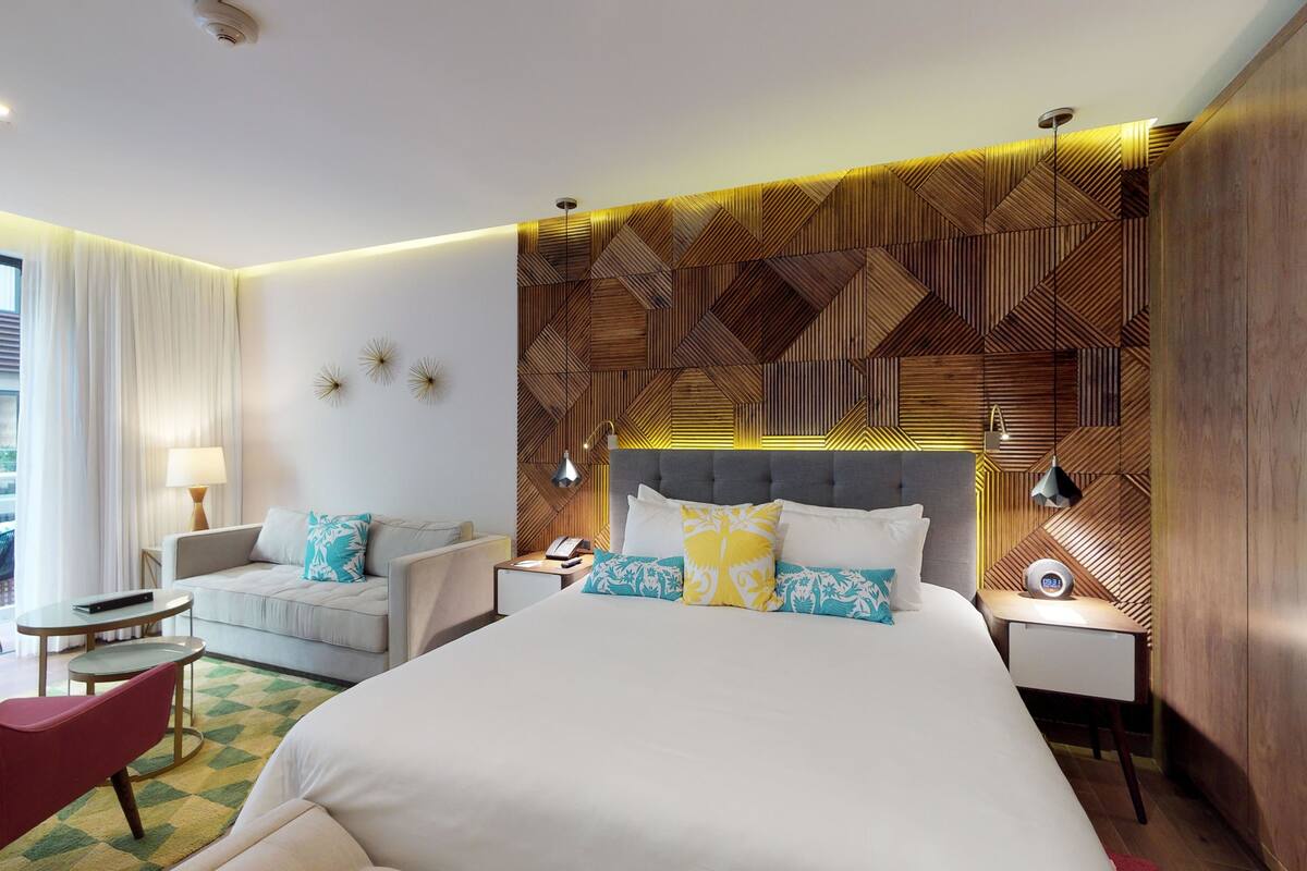 Superior-Zimmer, 1 King-Bett, Blick auf den Innenhof