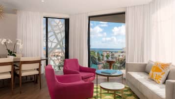 Suite, 2 chambres (2 Queen Beds & 1 King Bed) | Coin séjour