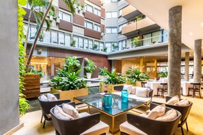 Lobby sitting area - The Fives Downtown Hotel - Curio Collection by Hilton (Playa del Carmen)