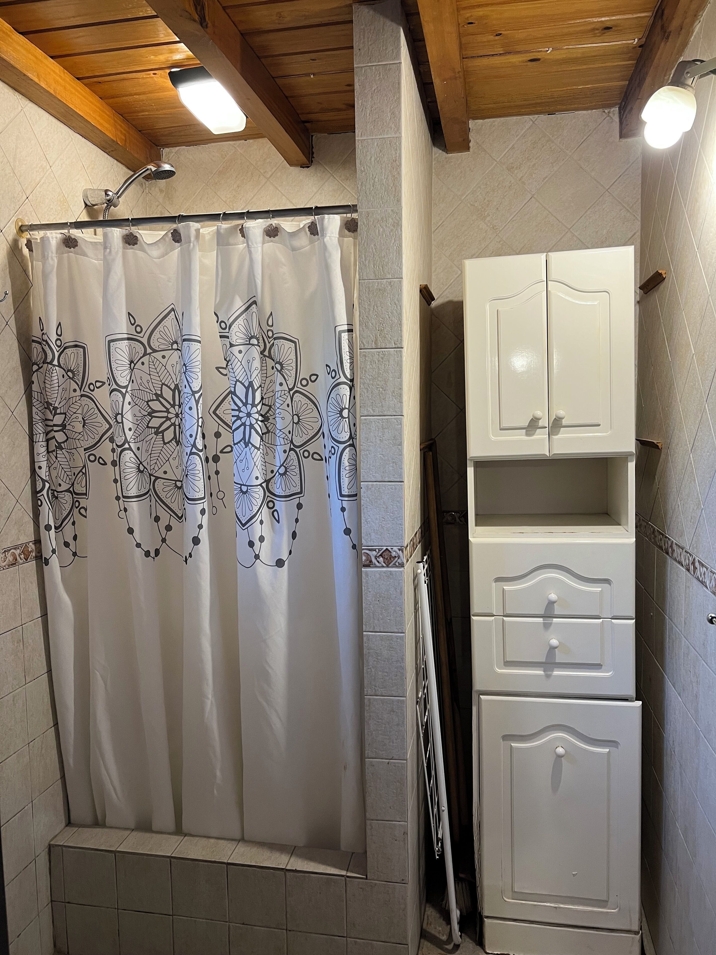 Cabana superior, varanda | Banheiro | Chuveiro, chuveiro com efeito de chuva, bidê, sabonete