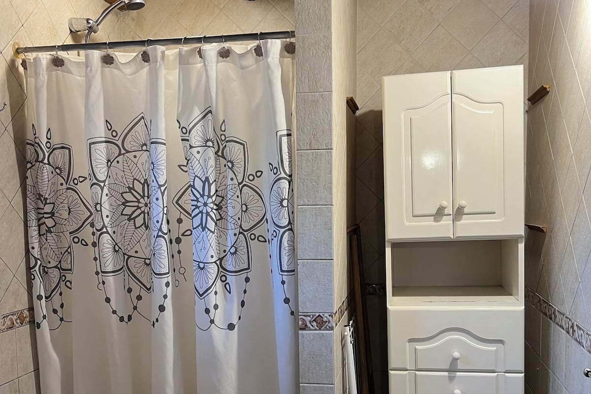 Cabana superior, varanda | Banheiro | Chuveiro, chuveiro com efeito de chuva, bidê, sabonete