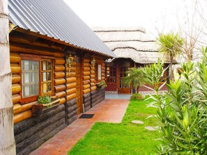 Cubrecamas, cortinas blackout y tabla de planchar con plancha