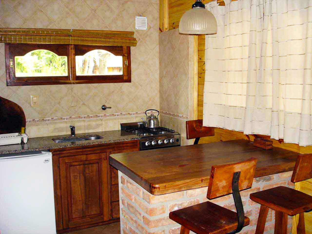 Bungalow básico, 1 cama matrimonial | Cocina privada | Refrigerador con congelador y utensilios de cocina 