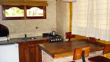 Bungalow básico, 1 cama matrimonial | Cocina privada | Refrigerador con congelador y utensilios de cocina