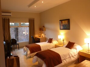 Cubrecamas, cortinas blackout y tabla de planchar con plancha