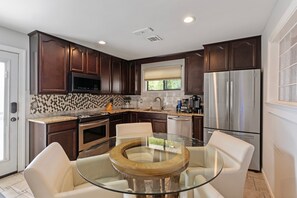 Kjøleskap, mikrobølgeovn, ovn og kokeplater