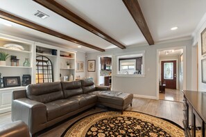 Smart TV, fireplace, video game console, Netflix - EAST MONTGOMERY GETAWAY KING BEDS COVERED PATIO SMART TVS KITCHEN WELL STOCKED (Montgomery)