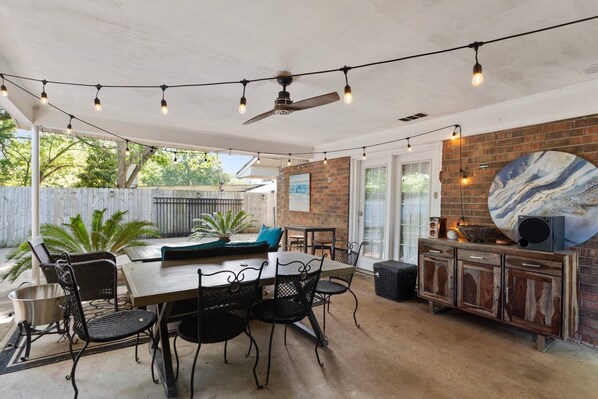 Outdoor dining - EAST MONTGOMERY GETAWAY KING BEDS COVERED PATIO SMART TVS KITCHEN WELL STOCKED (Montgomery)