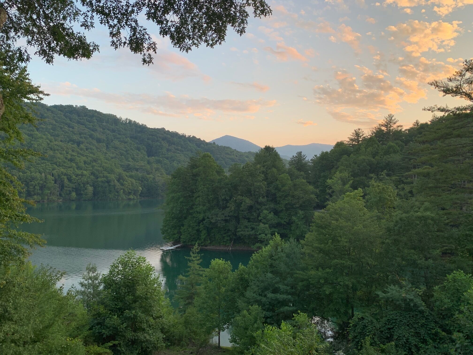 PRIVATE COVE FOR SWIMMING! LAKEFRONT WITH DOCK, MOUNTAIN VIEWS, FIRE PIT.