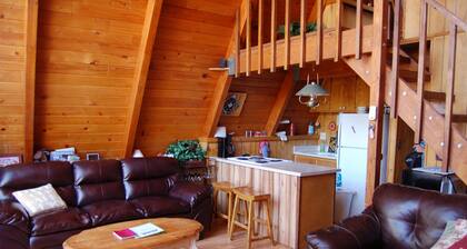 Cozy Cabin close to lake and ski resort. Hot Tub-free Wifi Pets ok. Large Yard.