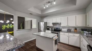 Refrigerador, microondas, horno y parrilla de estufa