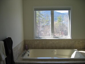 Ensemble baignoire-douche, baignoire à remous, séchoir à cheveux