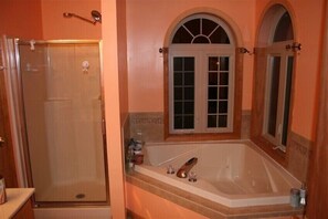 وحدات دش مع أحواض استحمام، حوض استحمام بنظام ضخ المياه، مجففات شعر