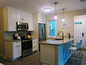 Kylskåp, mikrovågsugn, ugn och spishäll