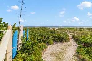 Beach nearby - Beach & Resort Access - Pet Friendly w/ Fire Pit, Covered Lanai & BBQ (Cocoa Beach)