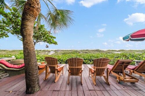 Beach & Resort Access - Pet Friendly w/ Fire Pit, Covered Lanai & BBQ