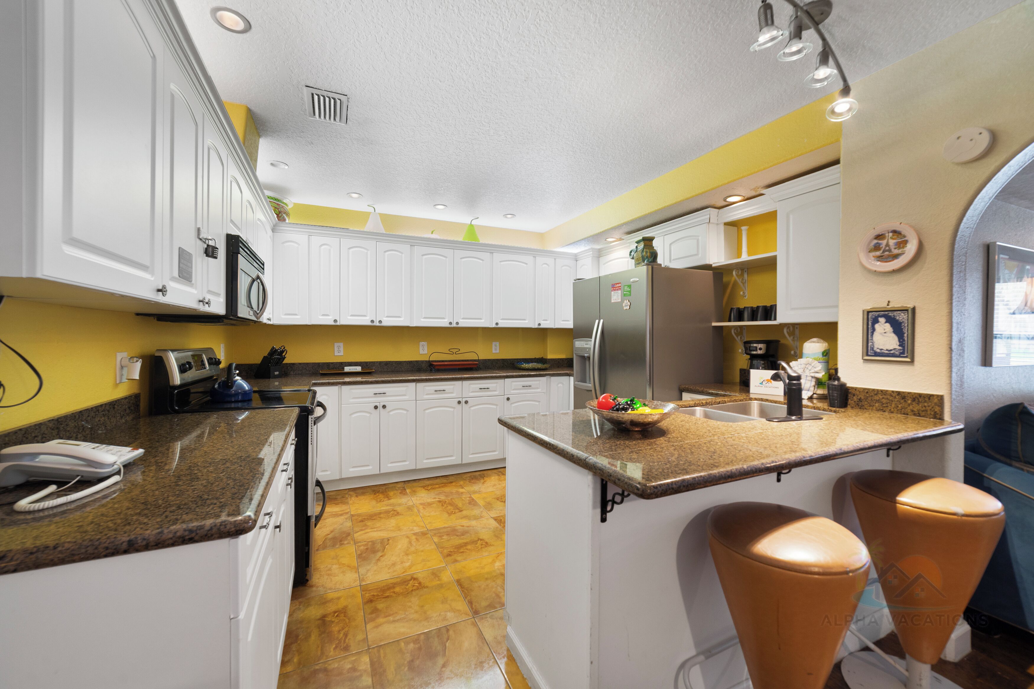 Køleskab, mikrobølgeovn, ovn, kogeplade