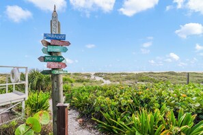 Property grounds - Beach & Resort Access - Pet Friendly w/ Fire Pit, Covered Lanai & BBQ (Cocoa Beach)