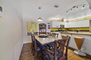 Dining - Beach & Resort Access - Pet Friendly w/ Fire Pit, Covered Lanai & BBQ (Cocoa Beach)