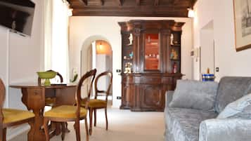 Smart TV, Netflix, books, streaming services