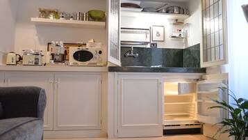 Fridge, microwave, stovetop, coffee/tea maker