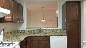 Full-sized fridge, microwave, oven, stovetop