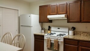 Full-sized fridge, microwave, oven, stovetop