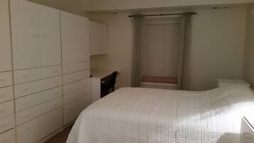 2 bedrooms, desk, iron/ironing board, WiFi