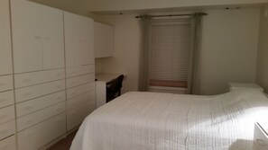 2 bedrooms, desk, iron/ironing board, WiFi